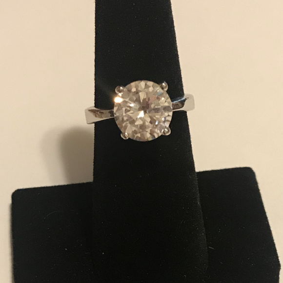 CZ SOLITAIRE RING SILVER TONE BAND SZ 7 - Picture 1 of 1